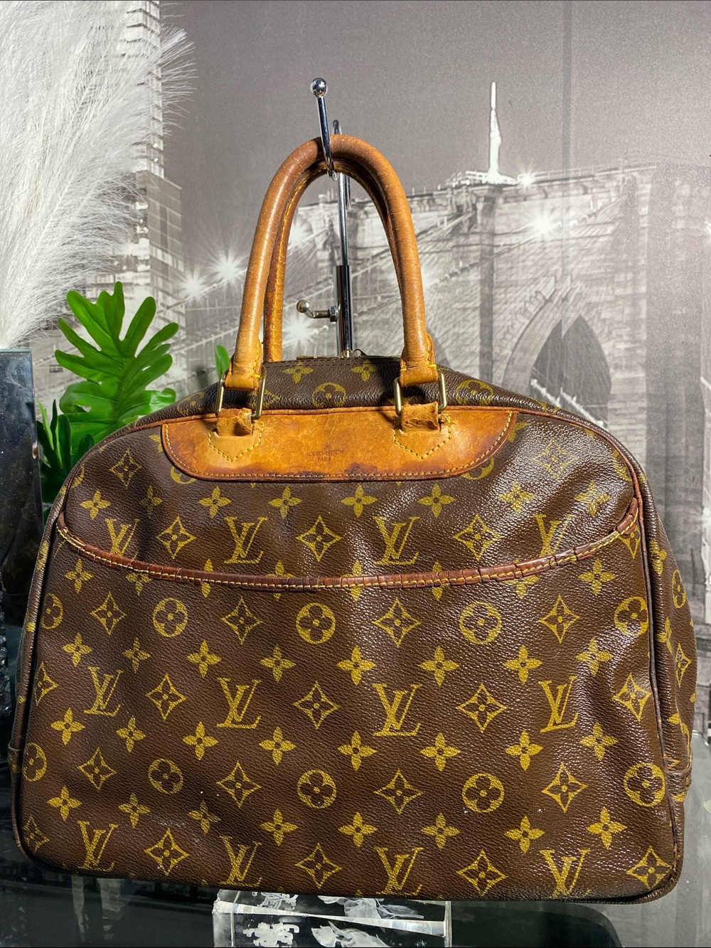 Authentic Louis Vuitton Deauville Monogram Boston Handbag - Picture 5 of 17